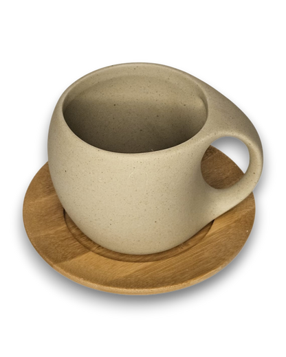 Keramiktasse mit Holzuntersetzer