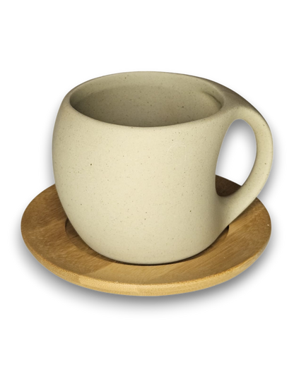 Keramiktasse mit Holzuntersetzer