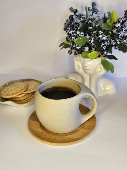 Keramiktasse mit Holzuntersetzer
